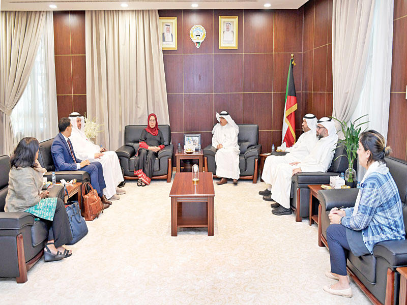 العتيبي مستقبلاً وفد اتحاد الصليب والهلال الأحمر