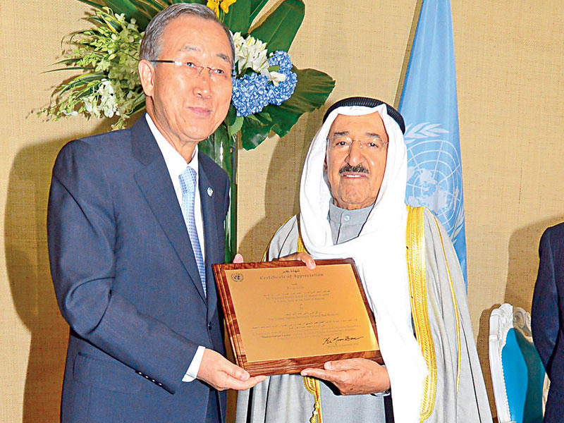 الأمير يتسلم وثيقة تكريمه كقائد للإنسانية من الأمين العام السابق للأمم المتحدة بان كي مون  (أرشيف)