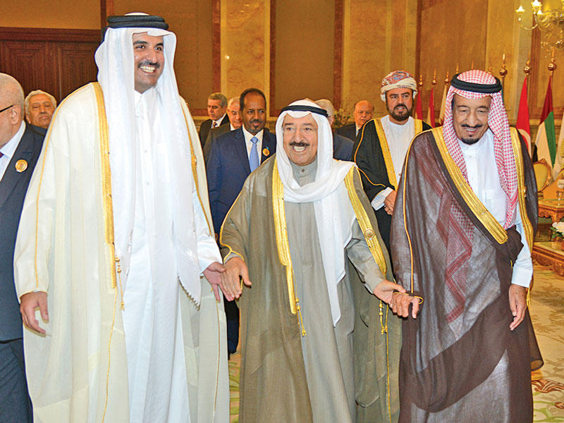 صاحب السمو متوسطاً خادم الحرمين وأمير قطر في قمة عربية سابقة