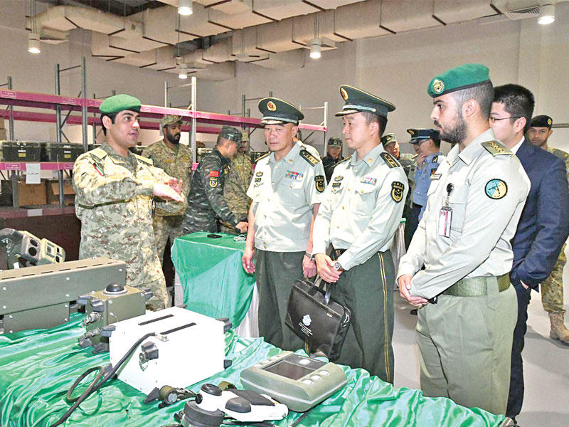 الوفد الصيني يستمع لإيجاز عن أجهزة ومعدات عسكرية