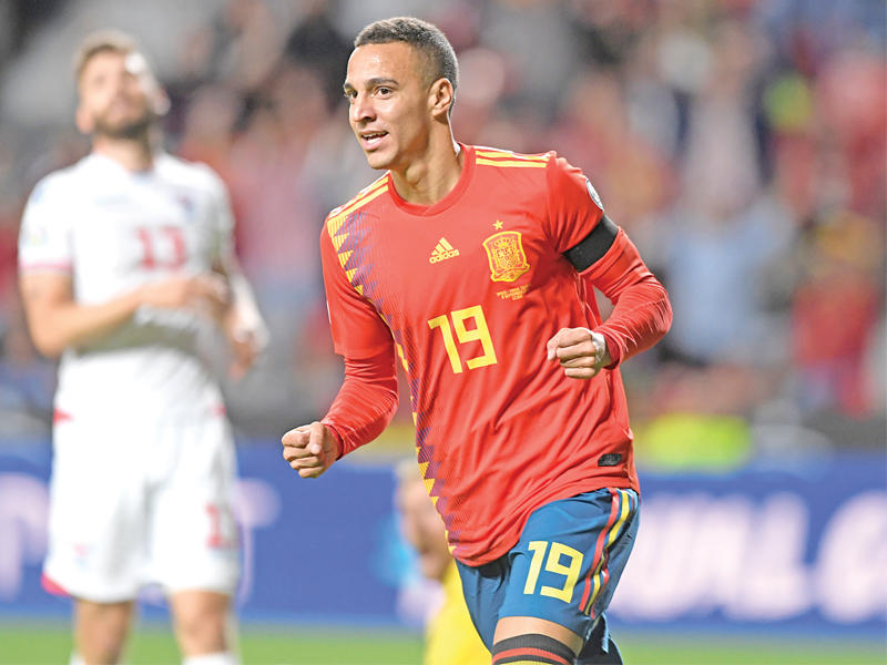 رودريغو نجم منتخب إسبانيا يحتفل بهدفه الأول أمام جزر فارو