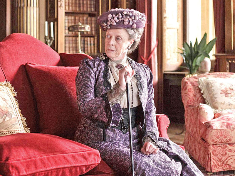 مشهد من المسلسل تؤديه ماغي سميث 