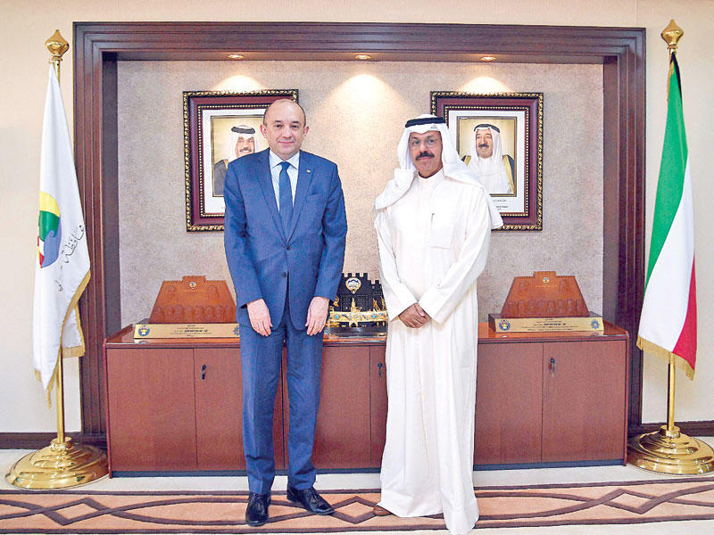 النواف مستقبلاً سفير موريتانيا أمس