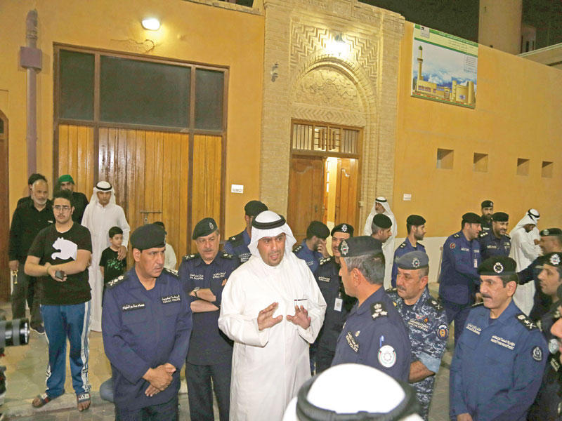 الصالح متفقداً إحدى الحسينيات