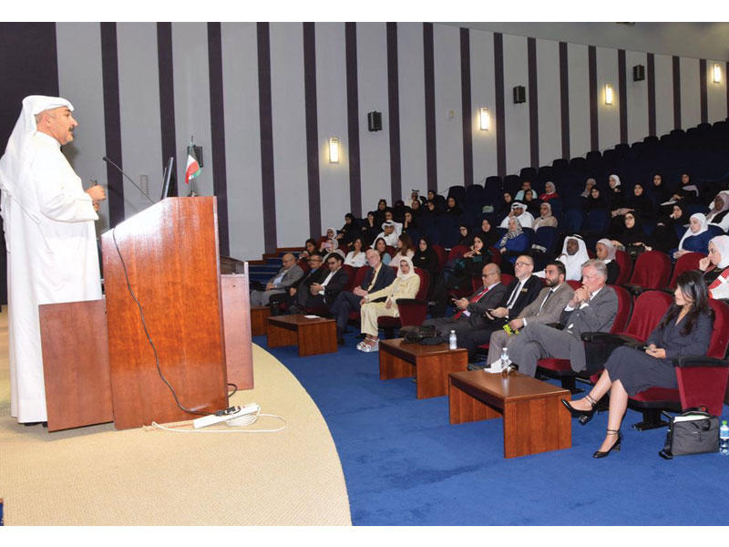 الشطي متحدثاً في اللقاء التنويري