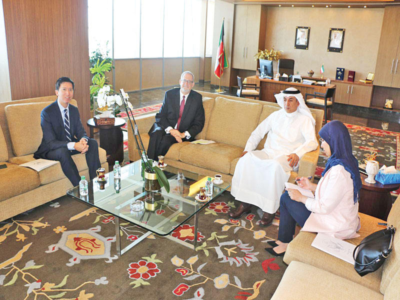 العازمي مجتمعاً مع السفير الأميركي أمس