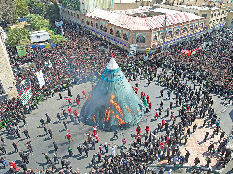 إيرانيون خلال إحياء ذكرى العاشر من المحرم في طهران أمس (رويترز)n