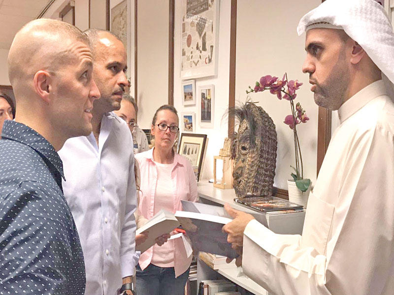 أشكناني متحدثا إلى الوفد الأميركي