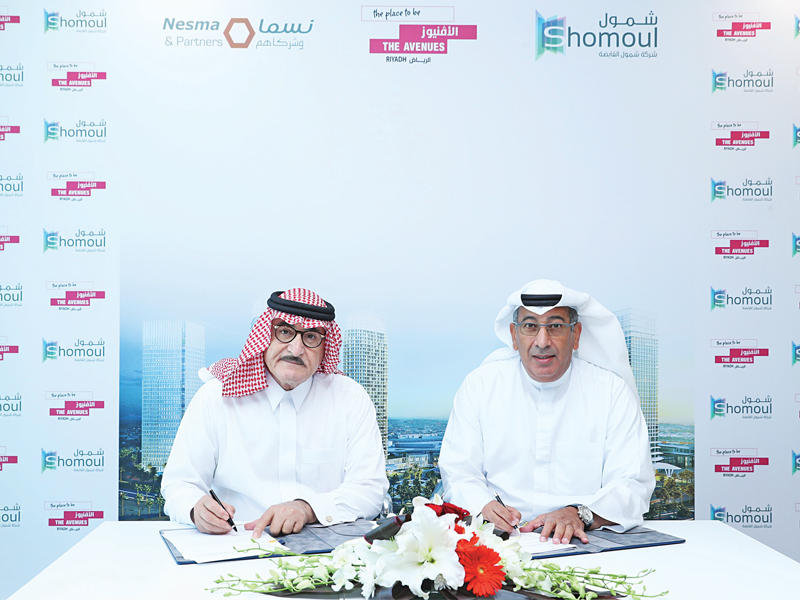 وليد الشريعان وعبدالعزيز بن علي التركي خلال التوقيع