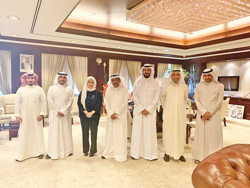 بوشهري والوقيان والحبيل خلال لقائهم لجان المطلاع الشعبية