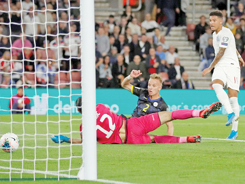 سانشو نجم منتخب إنكلترا يحرز الهدف الرابع