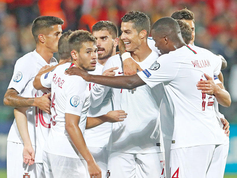 فرحة لاعبي المنتخب البرتغالي بالهدف الثاني