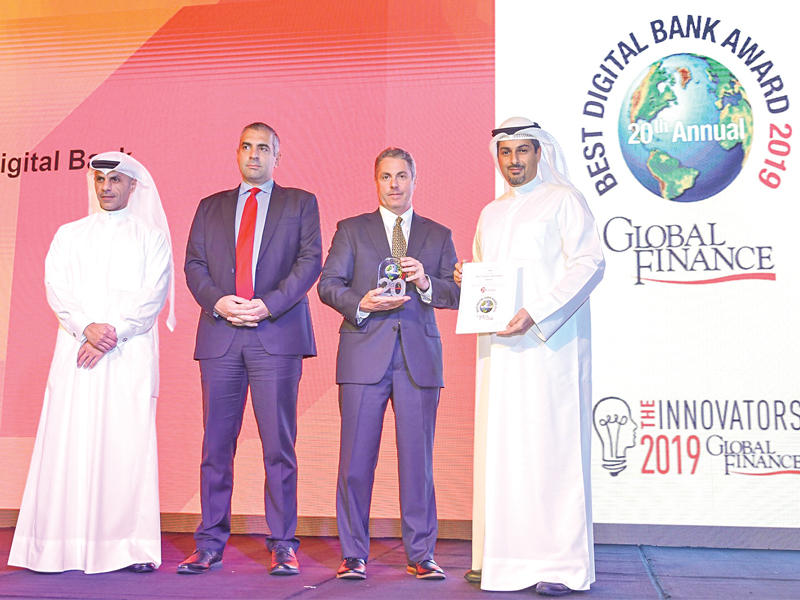 الخرافي يتسلم الجوائز ويبدو ديمتريوس كوكوسوليس