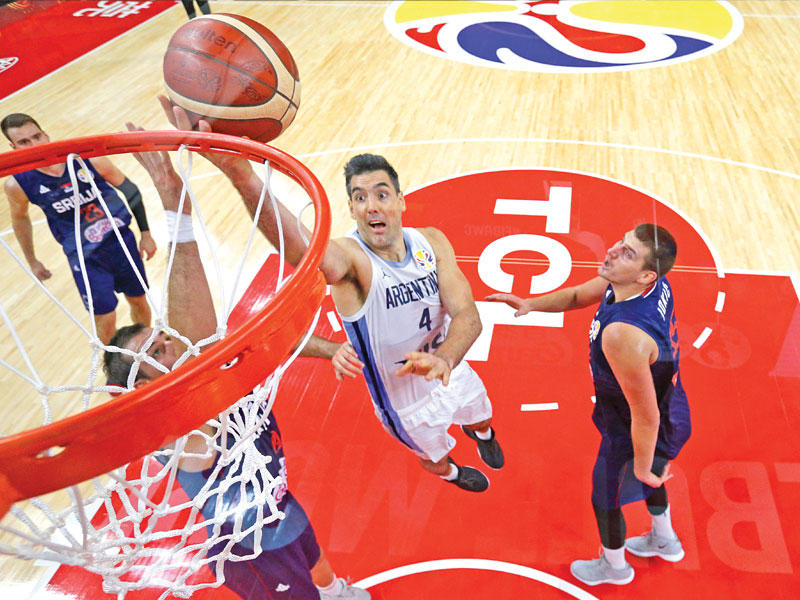 سكولا نجم منتخب الأرجنتين يسجل في سلة صربيا