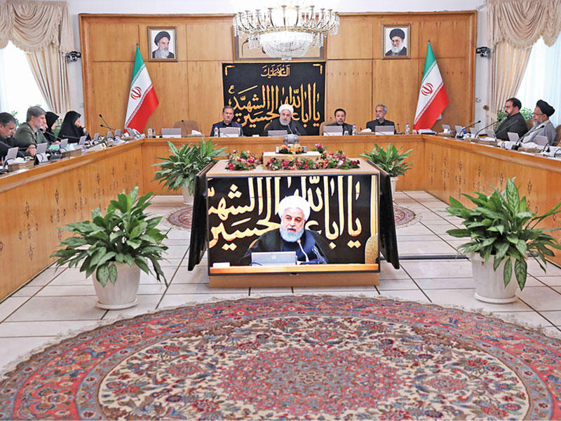 روحاني مترئساً اجتماع الحكومة في طهران أمس (إرنا)