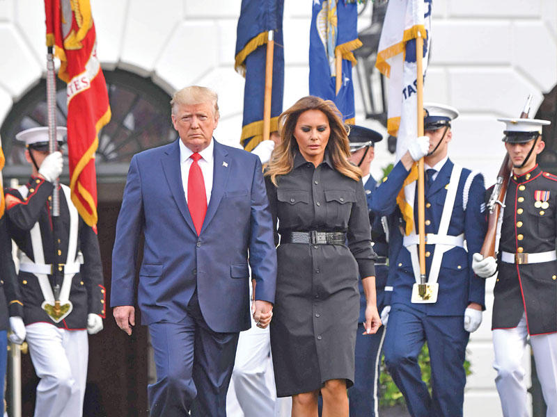 ترامب وميلانيا خلال مراسم ذكرى 11 سبتمبر في البيت الأبيض أمس   (أ ف ب)