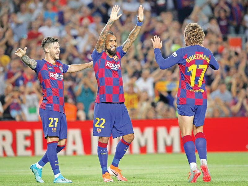 لاعبو برشلونة خلال مباراة سابقة هذا الموسم