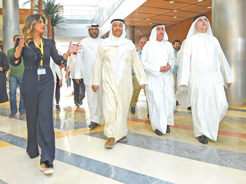 رئيس الوزراء  والوزراء المرافقون خلال الجولة على المدينة الجامعية