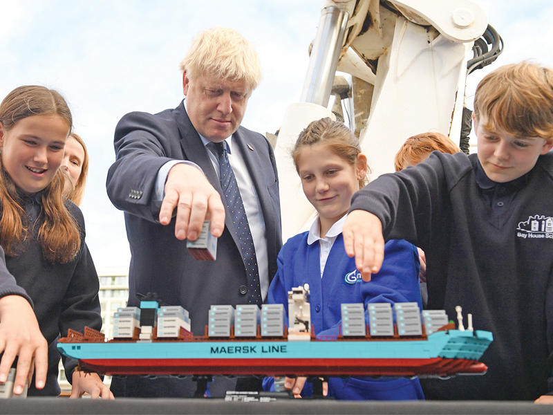 جونسون يشارك في نشاط لطلاب المدارس على نهر التايمز أمس   (ا ف ب)