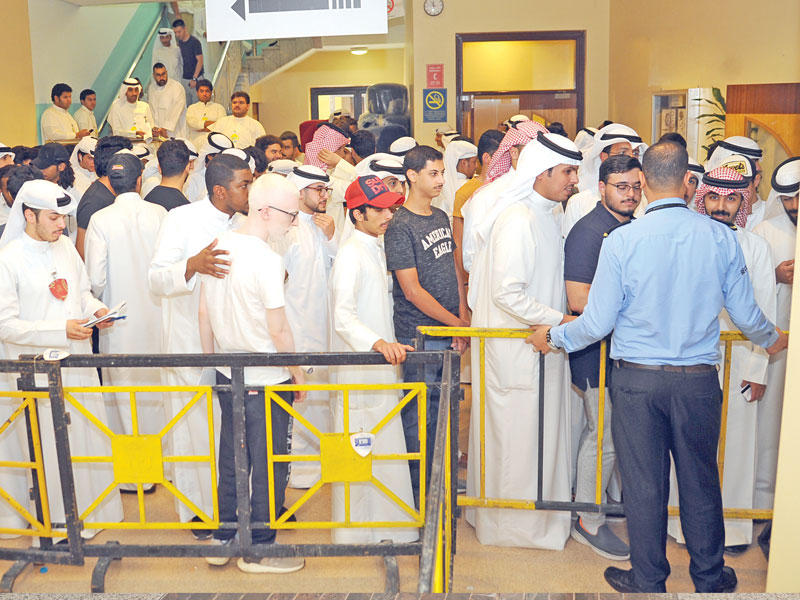 صورة أرشيفية للمقترعين بانتظار التصويت في انتخابات اتحاد الجامعة العام الماضي