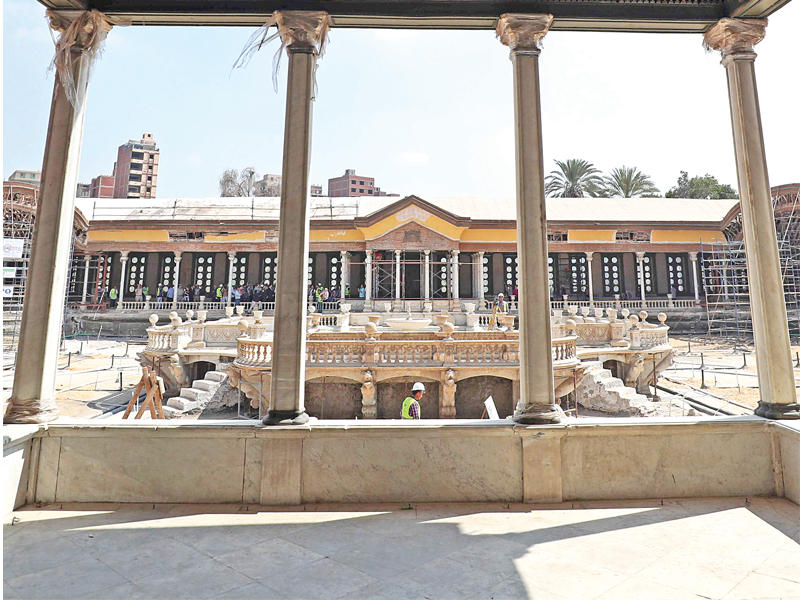 جانب من أعمال ترميم قصر شبرا في القاهرة       (أ ف ب) 