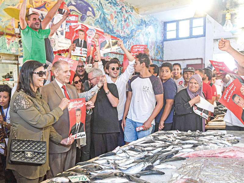 حملة القروي توزع ملصقاته في سوق 