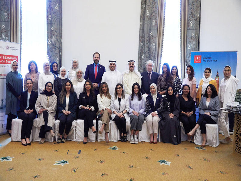 الهاشل متوسطا القيادات التنفيذية النسائية في ختام البرنامج التدريبي   (كونا)