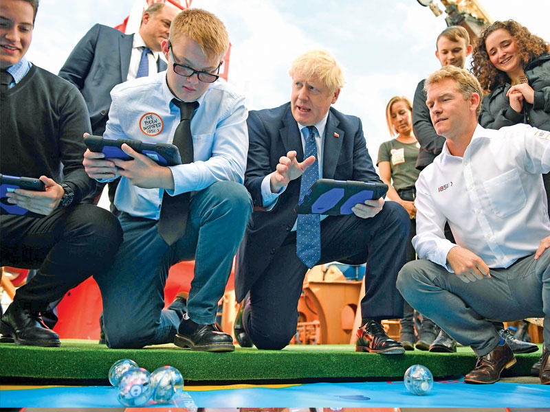 جونسون يشارك في نشاط لطلاب المدارس على نهر التايمز بلندن أمس في إطار أسبوع الملاحة (أ ف ب)n