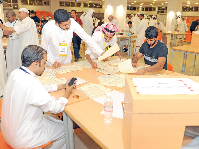 صورة أرشيفية لعمليات فرز نتائج انتخابات اتحاد الجامعة 