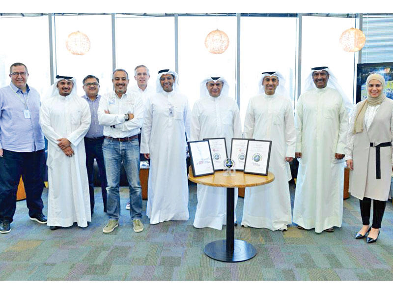 الإدارة التنفيذية بـ «البنك» تحتفل بالجوائز    