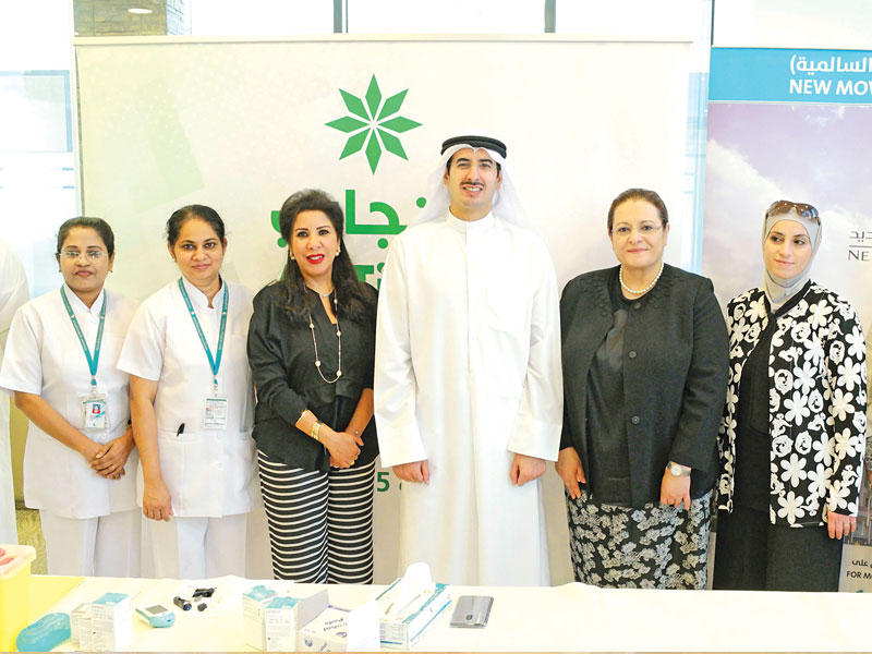 الشيخ أحمد الدعيج وإلهام محفوظ وأماني الورع مع فريق عمل مستشفى المواساة 