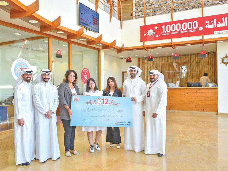 الفائزة تتسلم الجائزة