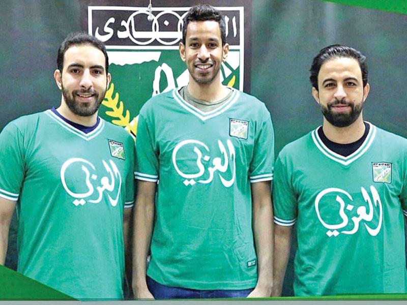 مبارك دحل يتوسط الأخوين حسين ويوسف صيوان