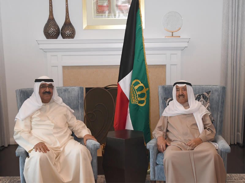 الأمير عقب خروجه من المستشفى ويبدو مشعل الأحمد