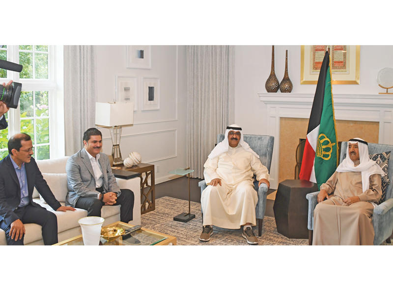 صاحب السمو بعد خروجه من المستشفى ويبدو مشعل الأحمد وخالد العبدالله ود. مبارك العجمي