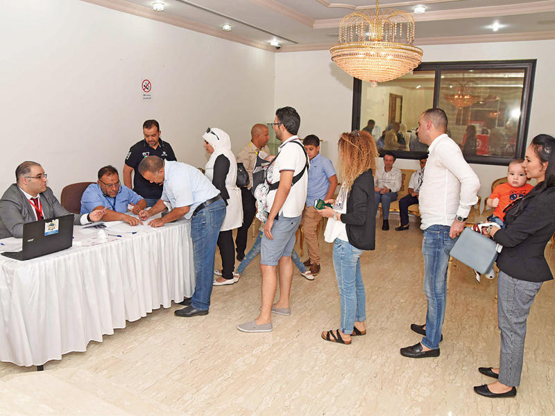 تونسيون خلال الاقتراع