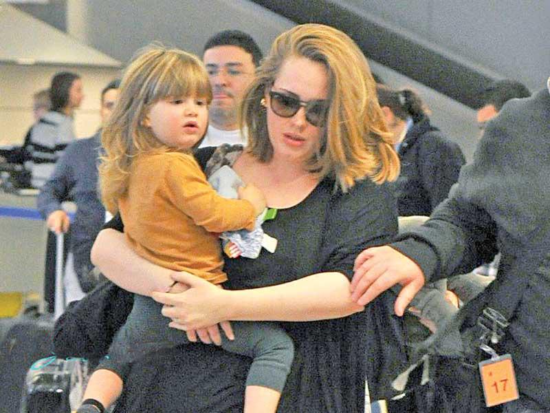 أديل وابنها أنجيلو