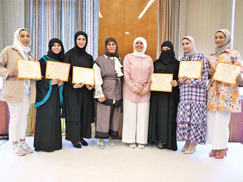 جانب من تكريم المعلمات في ختام دورة «بريق»