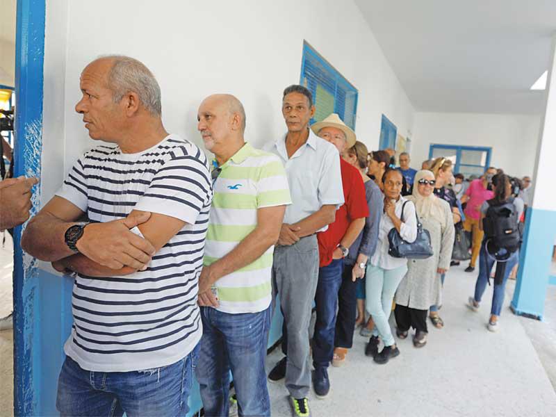 تونسيون في انتظار الإدلاء بأصواتهم أمس     (رويترز)