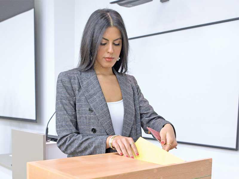 طالبة تدلي بصوتها