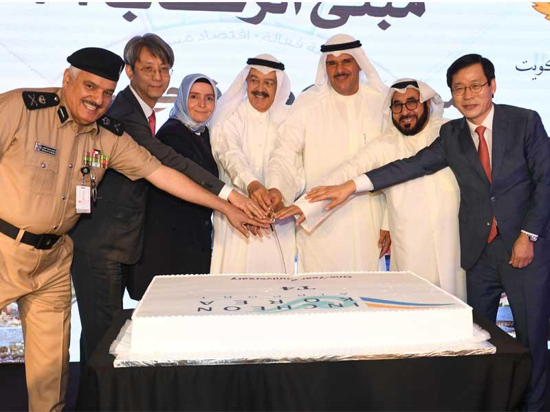 خلال قطع كعكة حفل مرور عام على تشغيل مبنى الركاب الجديد T4 (تصوير نوفل إبراهيم)