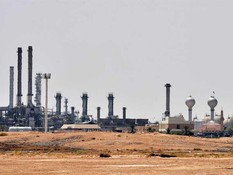 صورة لمنشأة الخرج النفطية قرب الرياض أمس (أ ف ب)