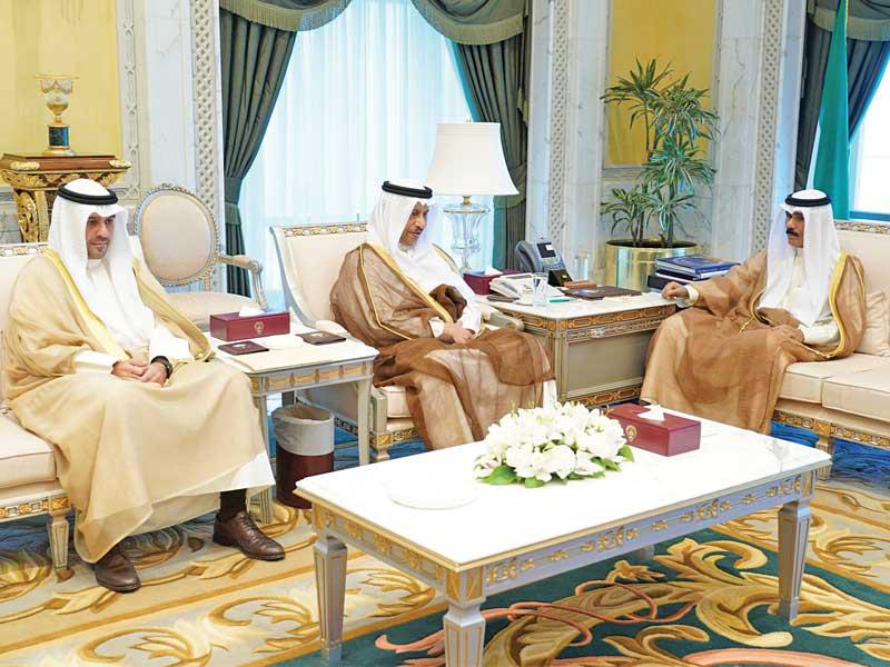 نائب الأمير مستقبلاً المبارك والصالح أمس