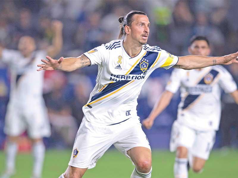 إبراهيموفيتش نجم غالاكسي يحتفل بعد إحراز أحد أهدافه