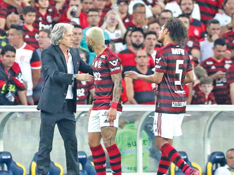مدرب فلامنغو جيسوس ولاعبا الفريق ويليان وغابرييل