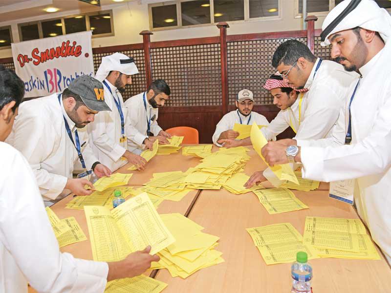 جانب من عمليات الفرز أمس الأول