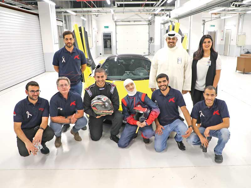 جوان العبدالجليل ومحمد عبدالرزاق وفريق «الوطني» مع الطفل إياد