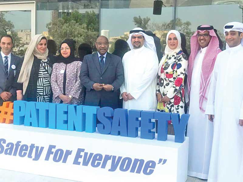 الخشتي والمضف يتوسطان قيادات مستشفى الولادة