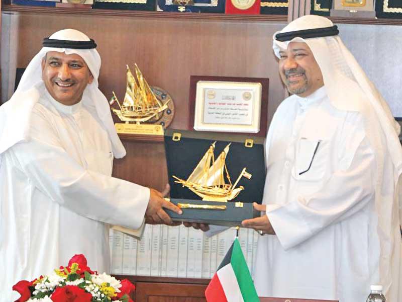 مهدي والثويمر خلال توقيع الاتفاقية أمس