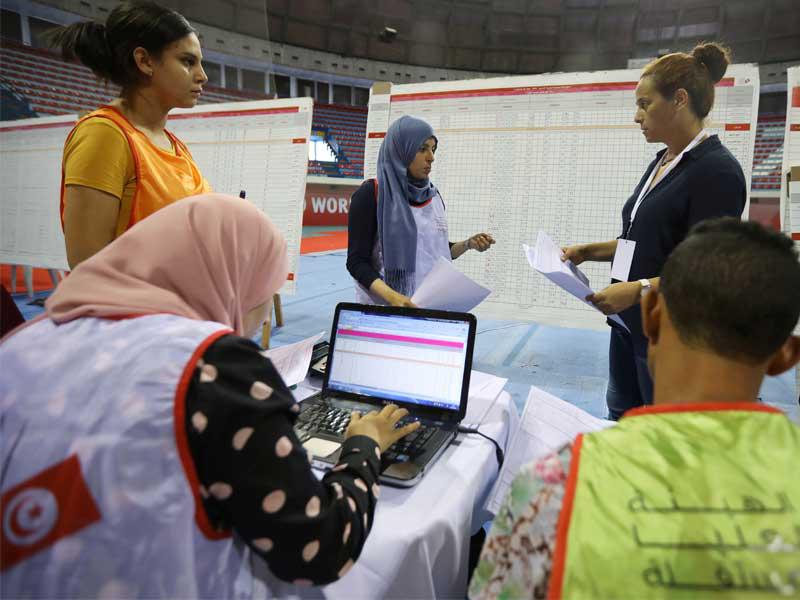 موظفو الانتخابات بحساب الأصوات بعد الانتخابات الرئاسية ، في مركز فرز الأصوات في تونس العاصمة ، تونس